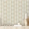 Marrakech Z70717, papier peint sur fond beige, motif géométrique tissé à carreaux en tons terracotta (argile) et gris.