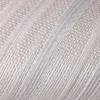 Açık bej ve kırık beyaz tonlarında dikey çizgili, kumaş görünümlü modern vinil duvar kağıdı