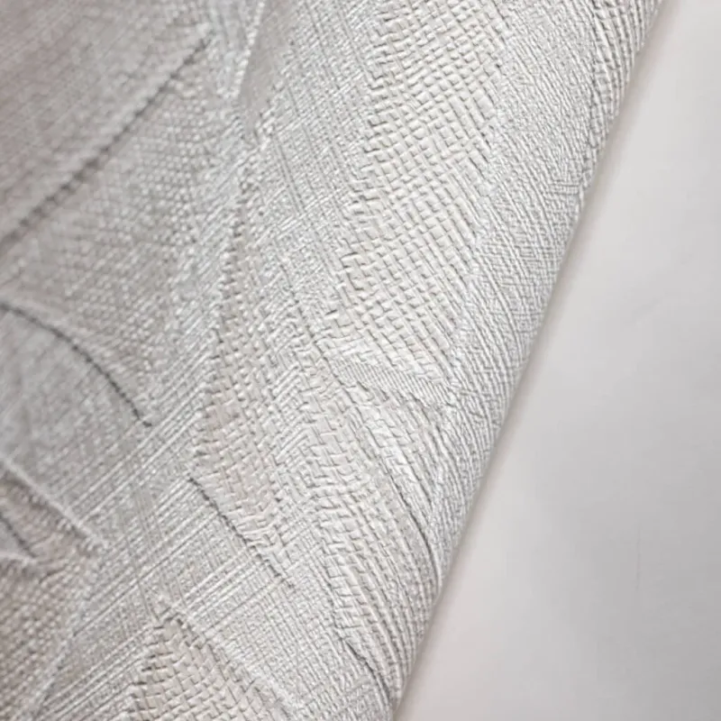 Jüt dokulu, açık bej ve hafif yeşil tonlarında tropikal yaprak desenli modern elyaf duvar kağıdı