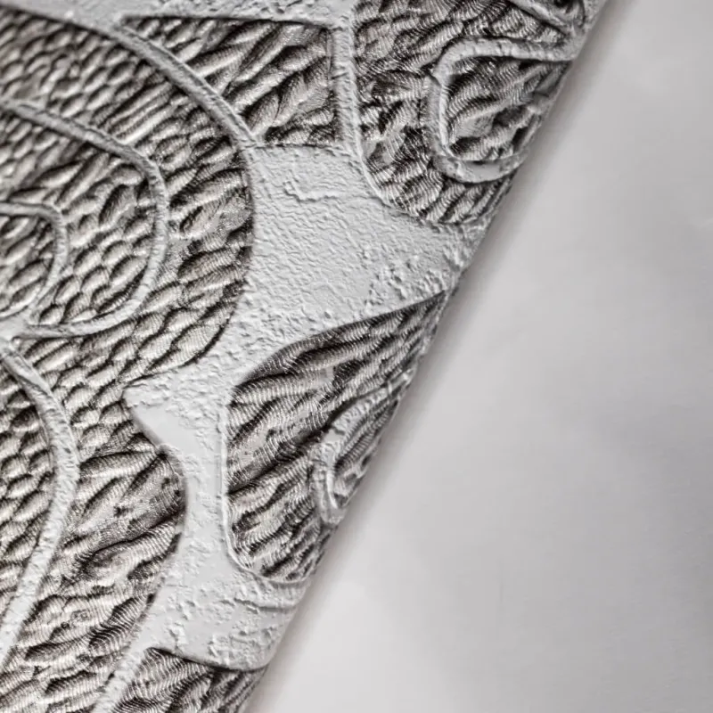 Kabartmalı damask desenli, açık bej/krem tonlarında lüks elyaf duvar kağıdı